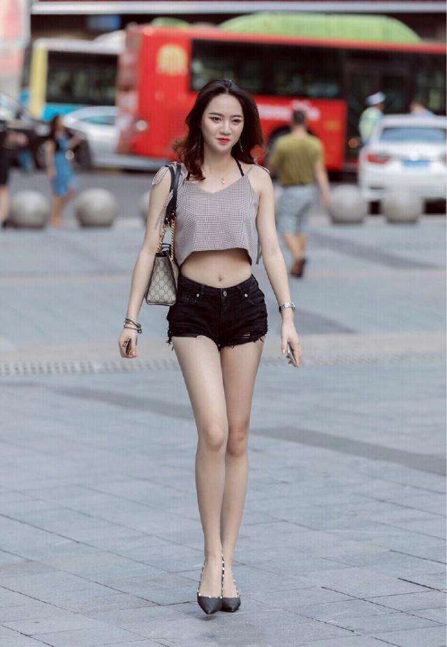 小短裙 小短裙搭配黑色的凉拖,最为简单的搭配,穿出了相当惊艳的质感