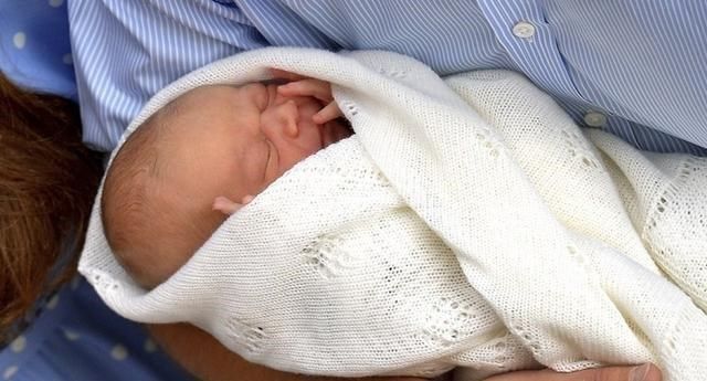 母亲|宝妈过度溺爱孩子，8岁了坚持喂母乳，网友：这是在养个巨婴吗