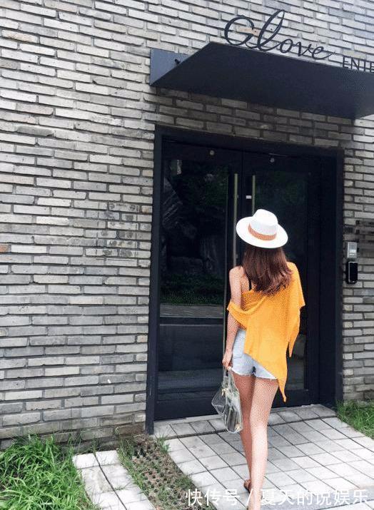 牛仔裤 针织背心搭老粗布半身短裙,黑色的穆勒鞋,更显女神气质