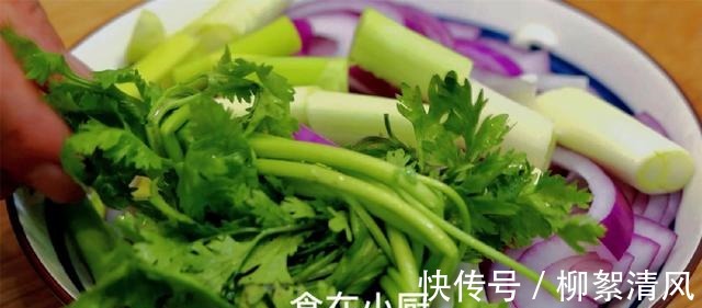 把黄豆倒入滚烫的油锅中,这做法第一次见,出锅就成一道传统美食!