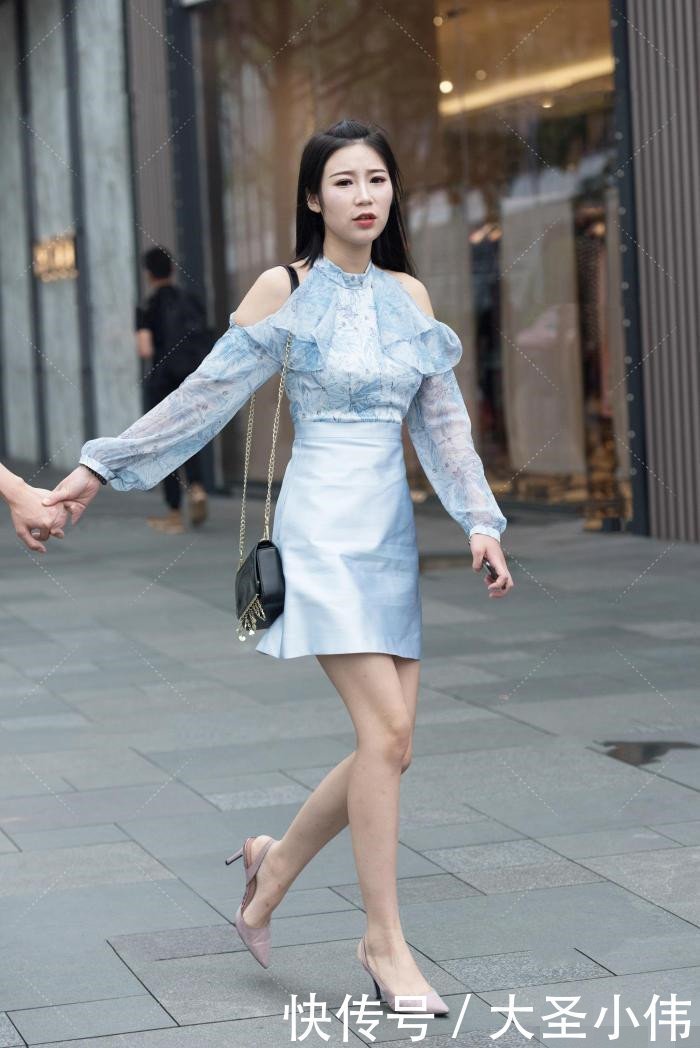 设计|美女街拍灰色短款裙,展现手臂独特的美感,迷人的锁骨