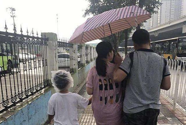 父母|一家四口睡觉的照片火出圈,网友笑翻:父母是真爱,孩子是意外