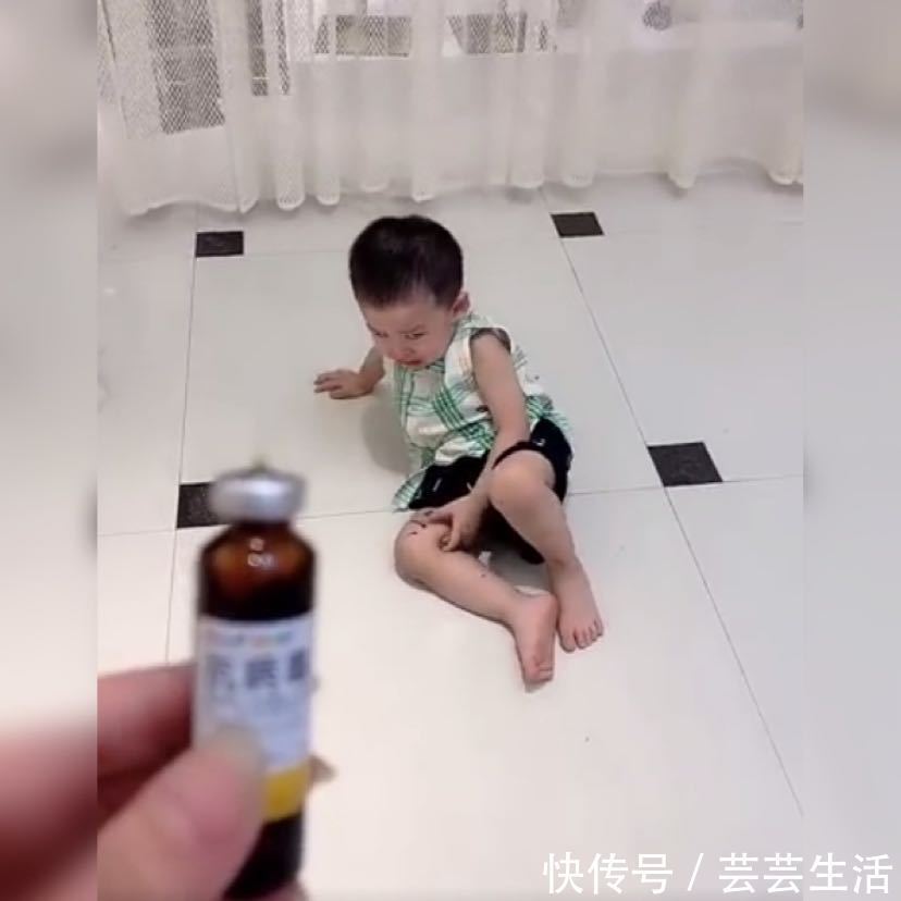 老大|姐姐喂弟弟“强制性”喝药，弟弟惊恐的眼神笑翻网友一物降一物