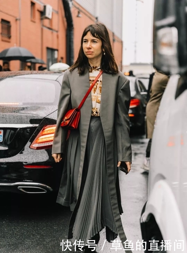 风衣下面不一定穿裤子,今年流行这样穿,显高又时髦,拯救小个子