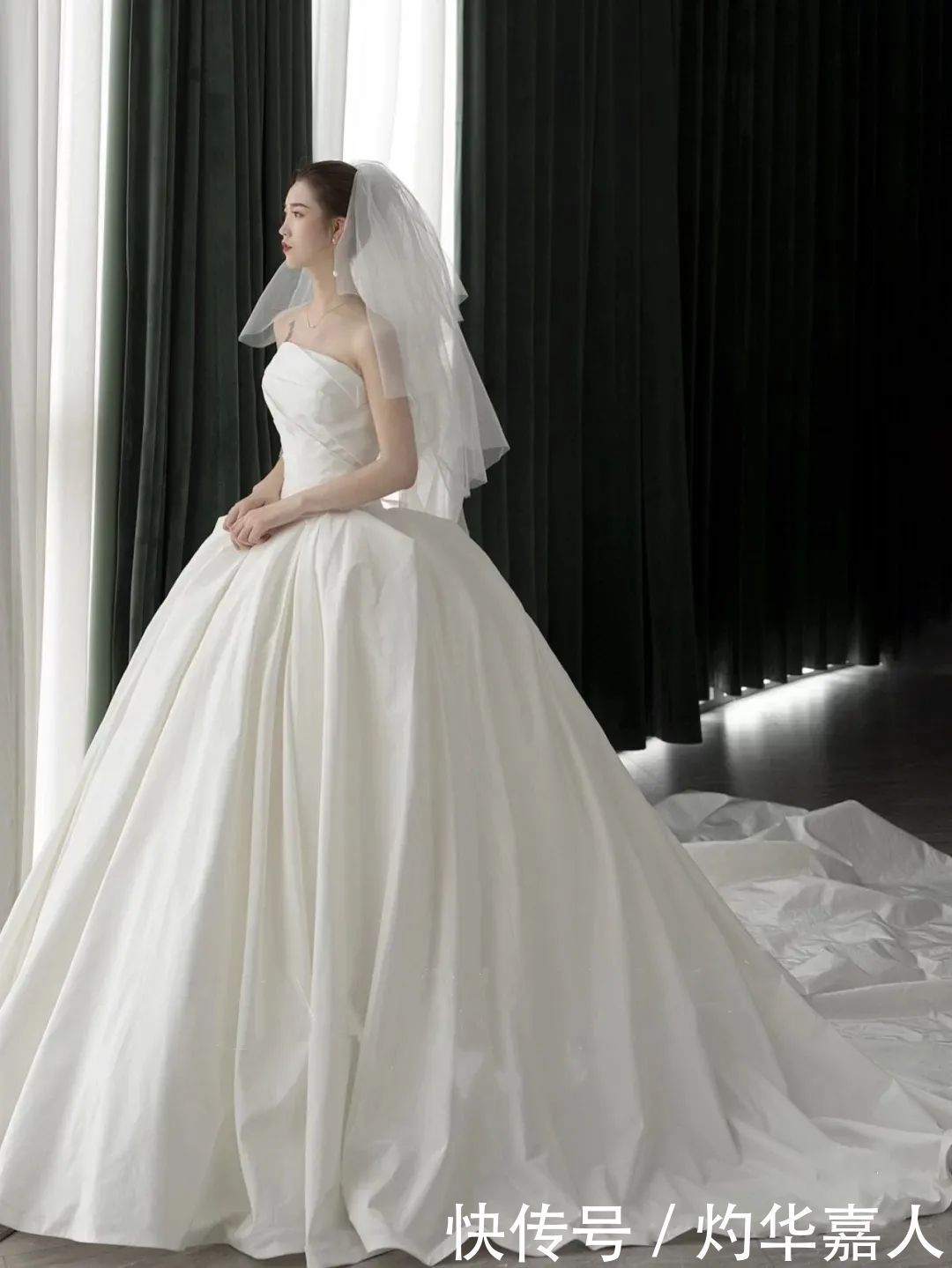 婚纱中的白月光丨那些气质女神都爱的缎面婚纱