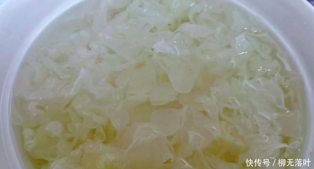 银耳莲子羹怎么样熬才可以出胶,教你两招,在家也可以制作出来