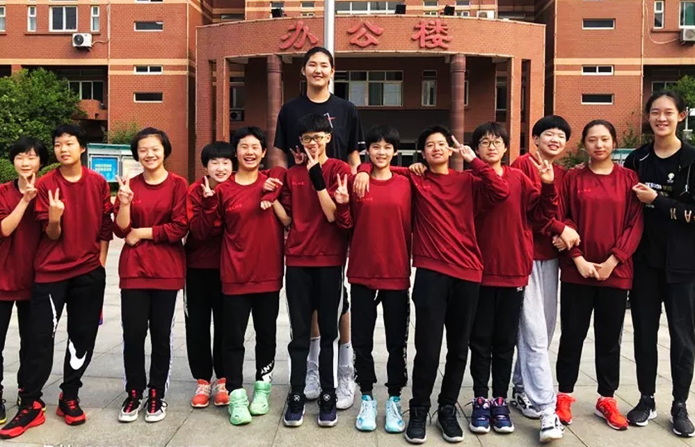 篮板|中国女篮后继有人!14岁2米26中锋率队夺冠,42分25篮板肆虐篮下