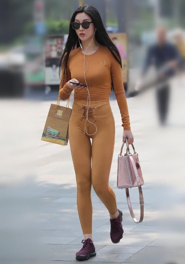 街拍小姐姐穿一身棕黄色系穿搭出门，超吸睛，一般人驾驭不了