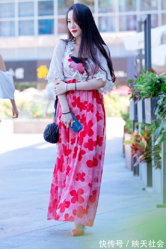 小姐姐|穿这般“香艳”的连衣裙,还配大红色高跟鞋,也不怕变成“大妈”