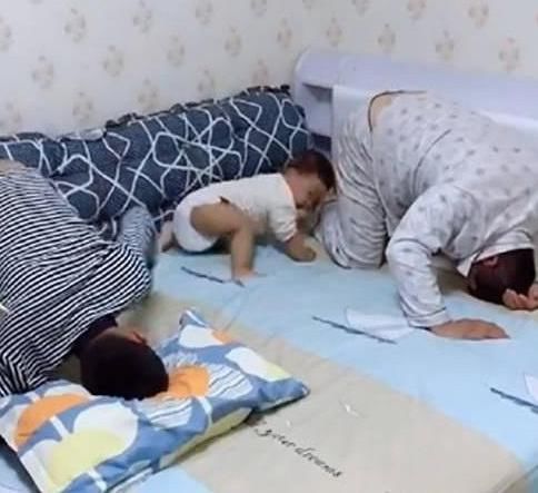 宝妈|宝妈罚跪父子三人,小儿子动作成亮点,网友:穿尿不湿的你伤不起