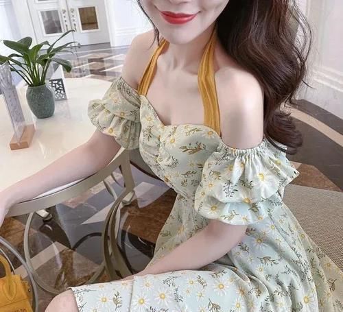这才叫省布料设计！雏菊抹胸吊带裙可盐可甜，绑脖设计最是特别