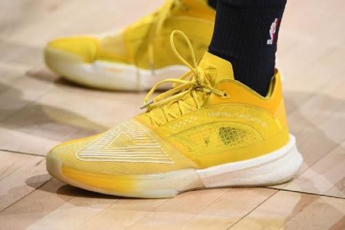 相信经常看博主发的球鞋上脚