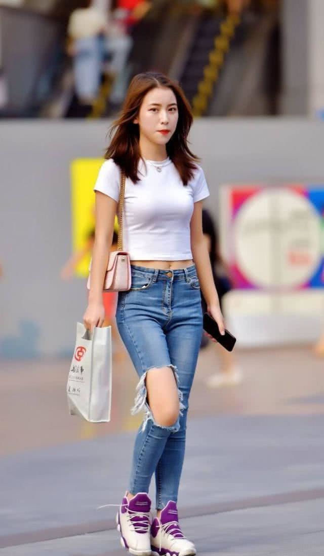 美女|美女蓝色的牛仔裤搭配简洁的短袖,彰显十足的魅力