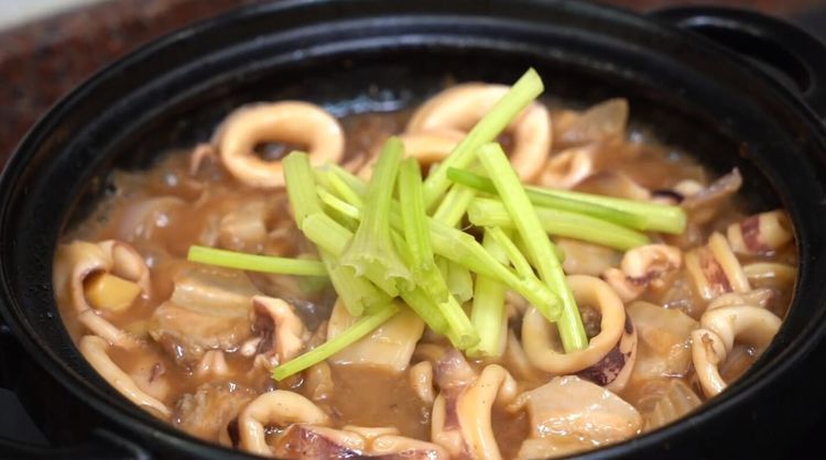 手把手教你做一锅鱿鱼煲，汁浓味美，鲜香营养，好吃还解馋