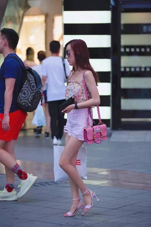 美女脚上搭配上一双一字带的高跟凉鞋，让自己年轻时尚又有魅力