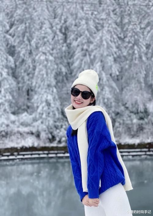 灰色修身褶皱裙，满满的设计感，性感又时尚。