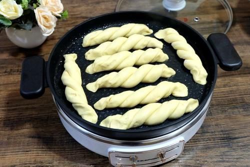 玉米面做面食不用蒸,松软细腻底部焦脆,比蒸的香,全家都爱吃