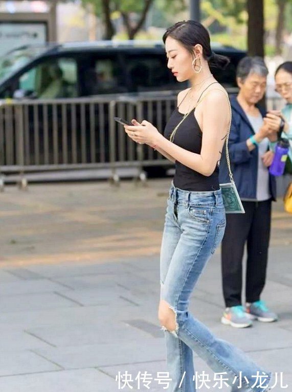 魅力紧身裙小姐姐，年轻自信的穿搭，尽显唯美气息