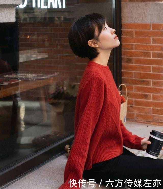 日常穿搭怎么穿才高级？没必要装嫩，简约的针织衫穿搭就很不错