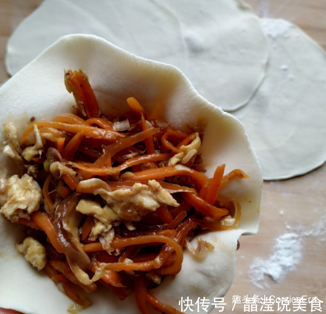 胡萝卜香菇馅饼,颜色金黄,咬一口味道鲜美,香味扑鼻