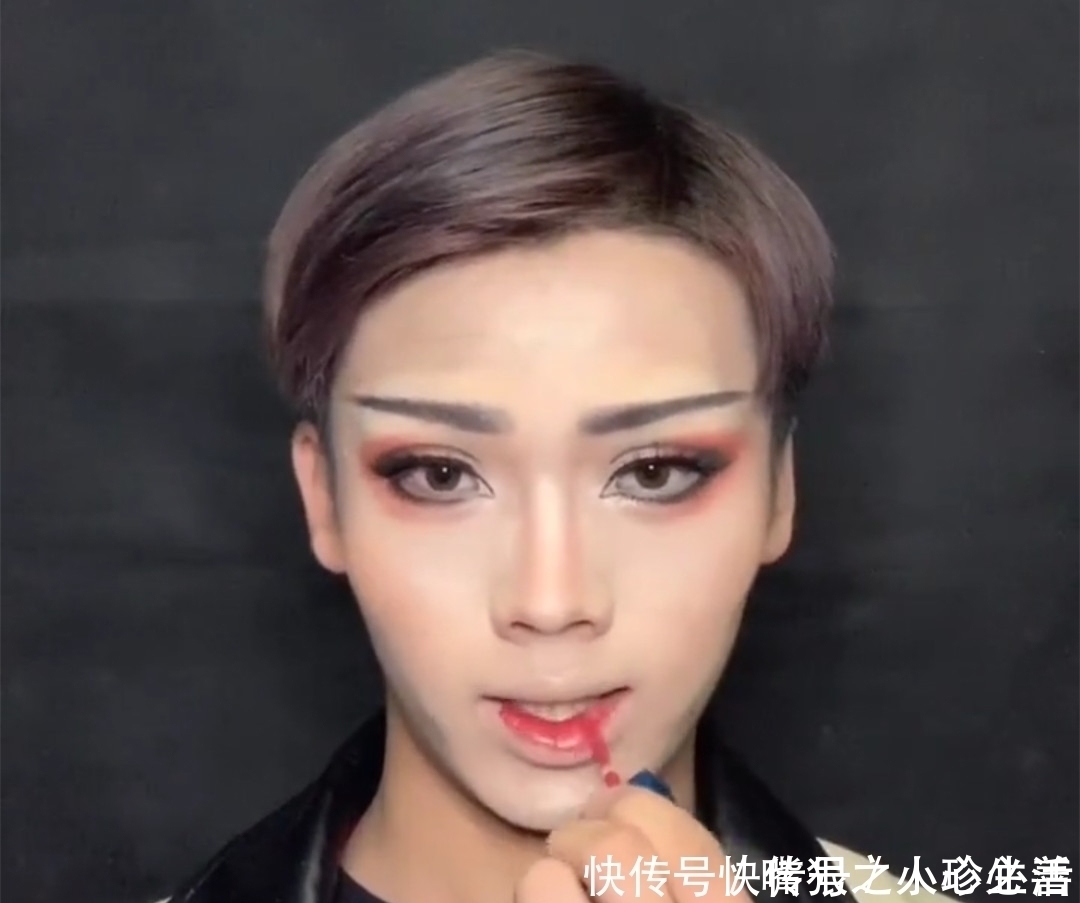 美杜莎|美妆大佬有多厉害?小哥仿妆“美杜莎”,网友:能把手机来吗?