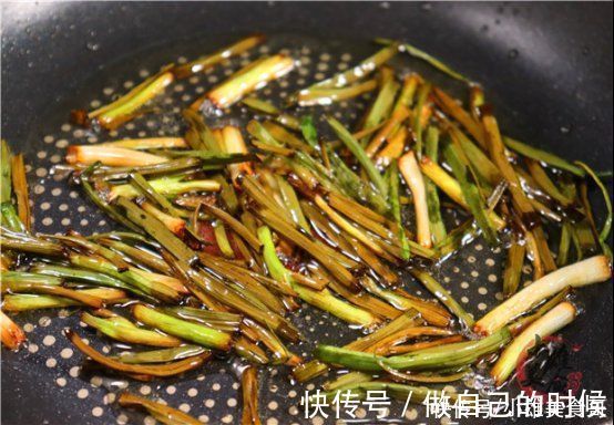 面条|面条这样做,连吃一个月都不腻,几分钟就出锅,一大盘都不够吃