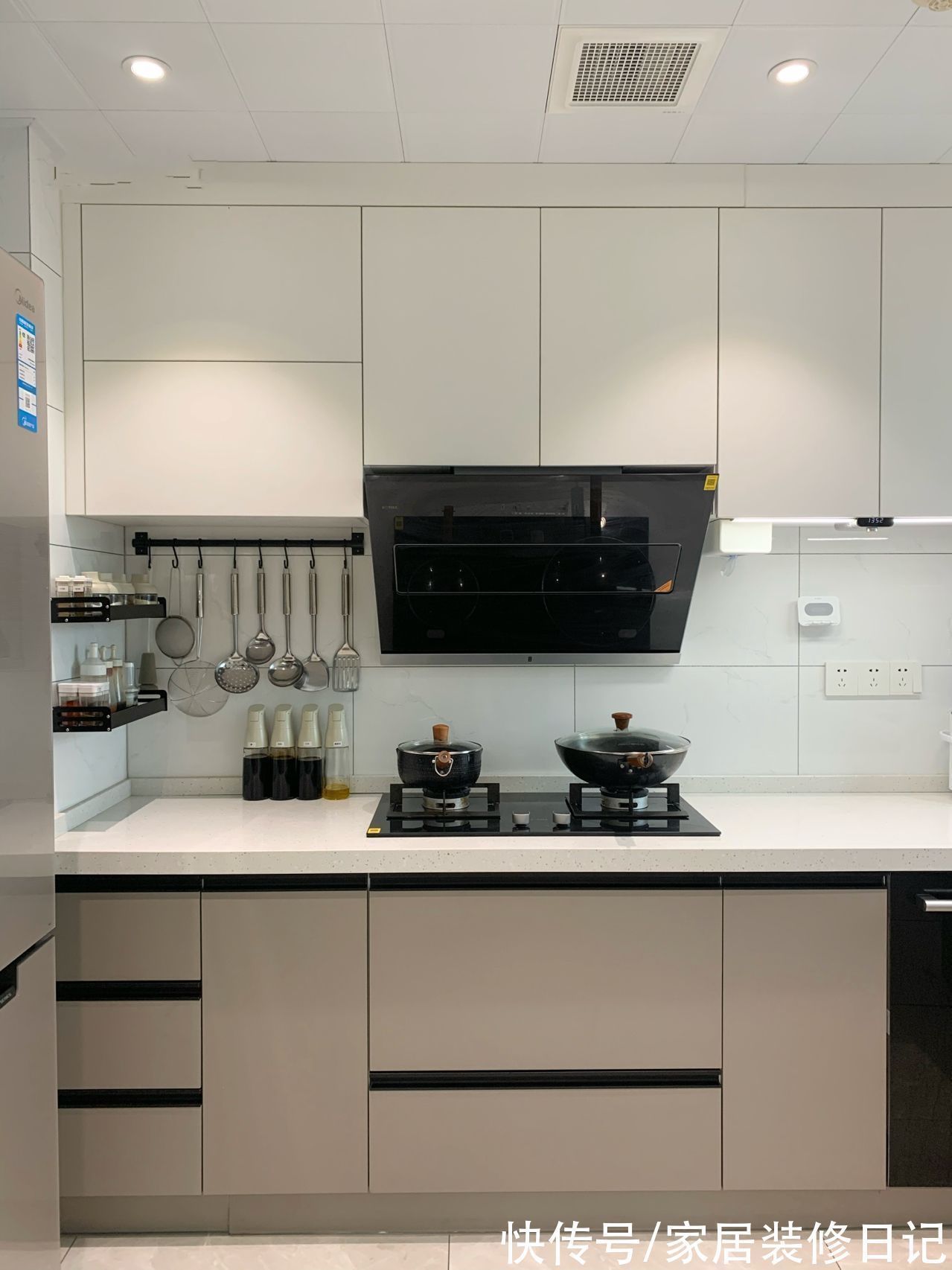 客厅|奶油系客厅太治愈了,却被女主戏称为18线城乡结合部,好凡尔赛啊