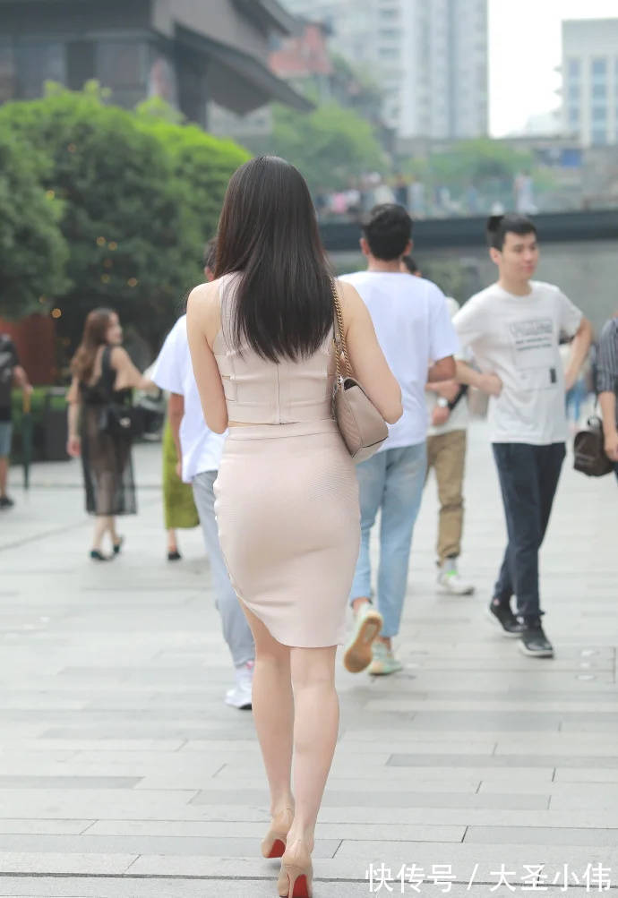 半身裙|美女街拍:蜜粉色半身裙套装淡雅知性,时尚又修身,凸显气质的同时还显身材