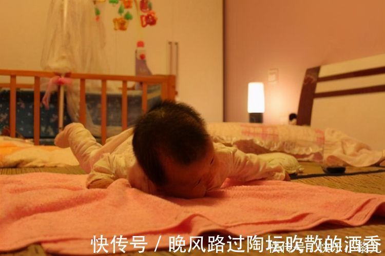 小芳|宝宝四个月不会翻身怎么办?孩子翻身的关键期,妈妈别错过了