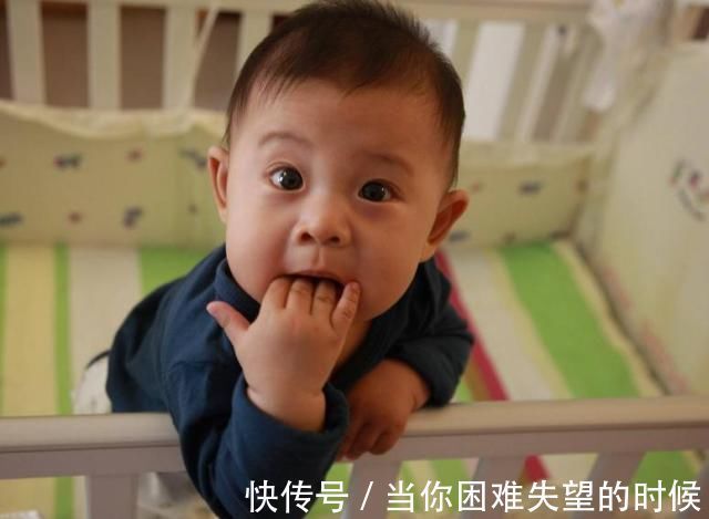 手指|为什么小宝宝都喜欢吃手指?不同月龄,原因不同,妈妈要清楚