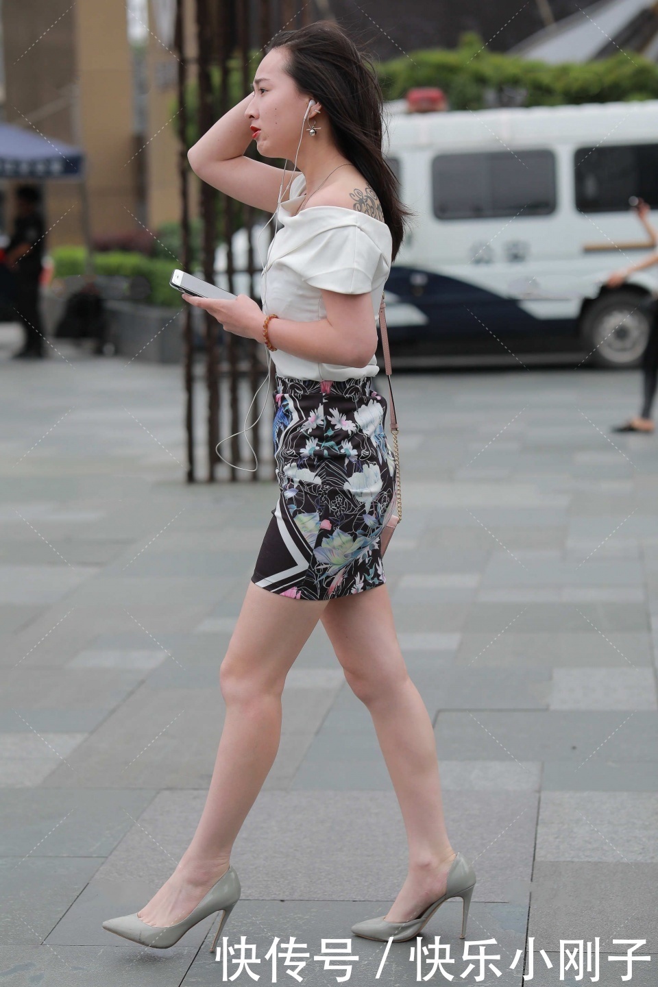 白色一字肩上衣,搭配印花一步裙,清新时尚,尽显端庄大气