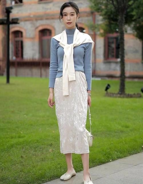 穿毛衣别配“牛仔裤”，当下流行毛衣+半身裙，时髦高级有气质