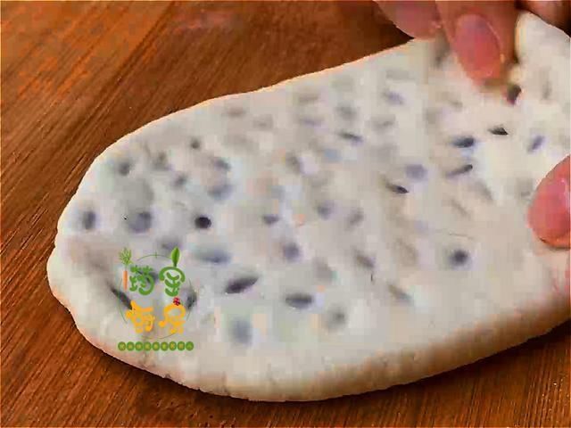 红豆别再煲粥了，教你好吃做法，一擀一折，零添加超好吃