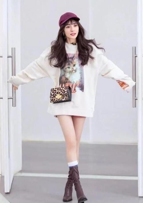 今年春天流行一种穿法：“男友风卫衣＋靴子”，时髦减龄显气质