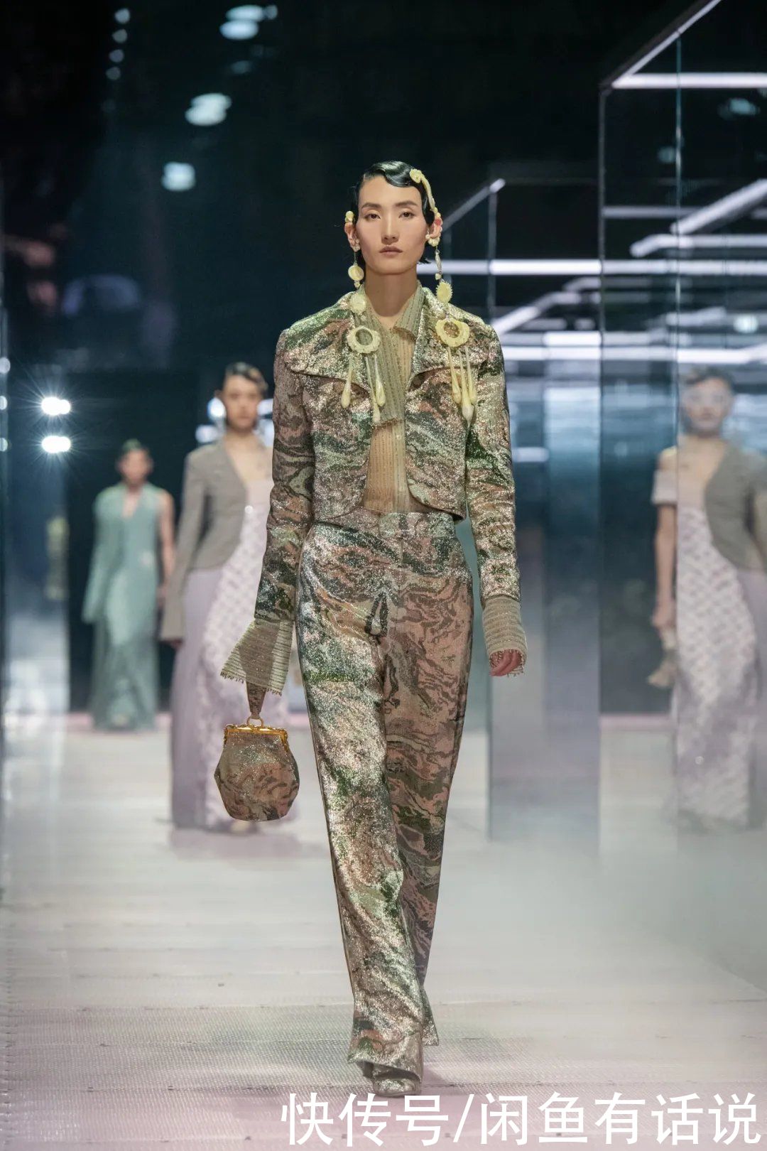 芬迪高定秀太奢华，18万颗青铜珍珠做礼服，靴子还缝8万颗细珠