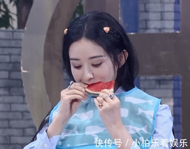 赵丽颖|快本:赵丽颖吃西瓜答题,抢先认出龚俊童年照,丁程鑫都看懵了