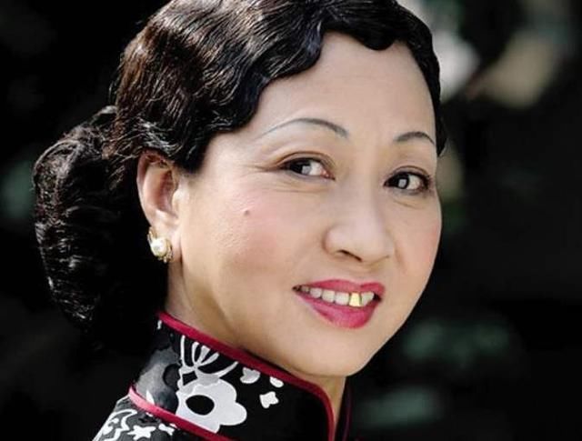 被周星驰三请出山,上怼洪金宝下骂成龙,包租婆元秋究竟有何背景