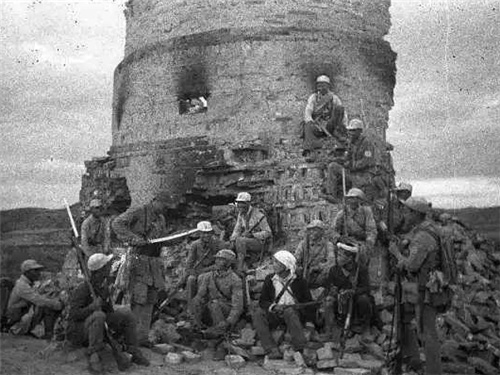 马卡连柯|五代人住日军炮楼50多年,墙壁厚72厘米,光装暖气就花了10多年