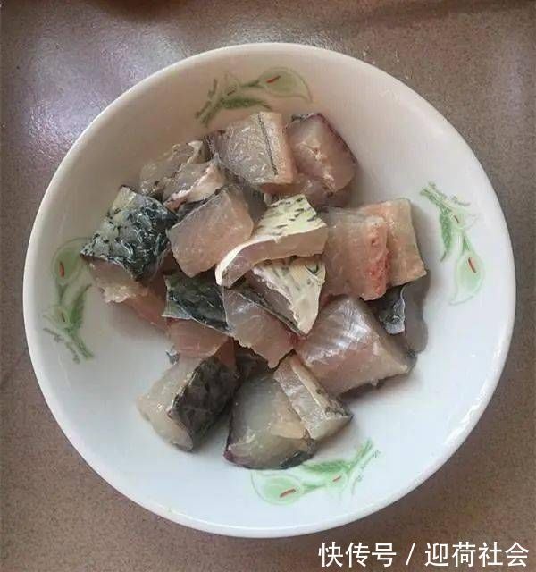 炸酥鱼别再用淀粉和面粉了,用它裹浆,酥鱼外酥里内,很好吃