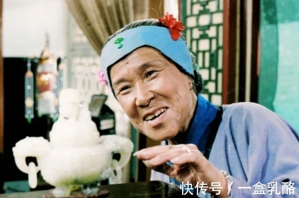 贾府$红楼梦:贾府的富贵奢华主要体现在哪个方面?衣食住行和朋友圈!