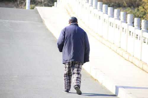 老人|60岁—70岁的人，每天走多少步好？医生说出范围，能达标就很好