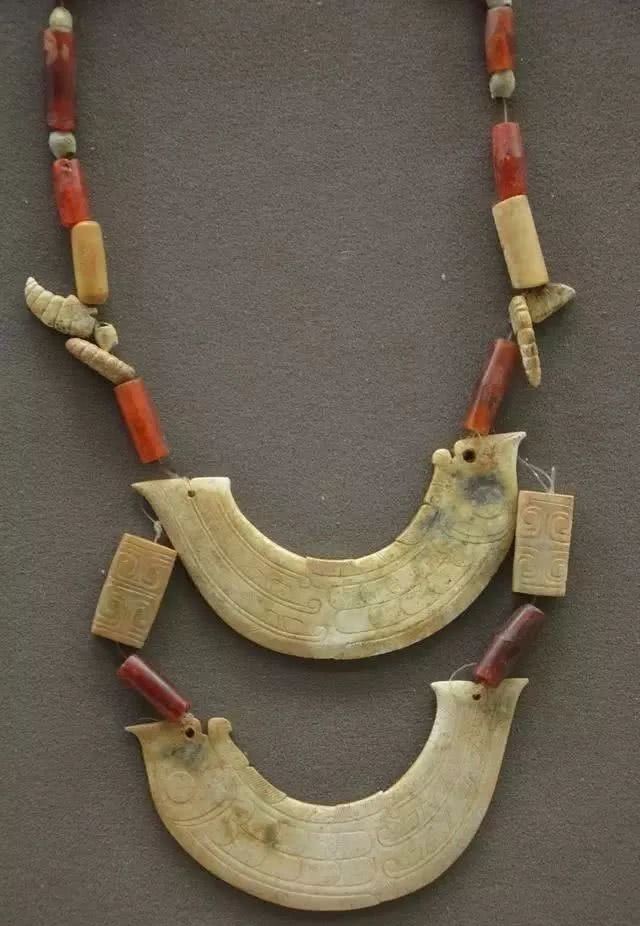 美玉|沉封3000余年西周小国出土的时尚美玉……