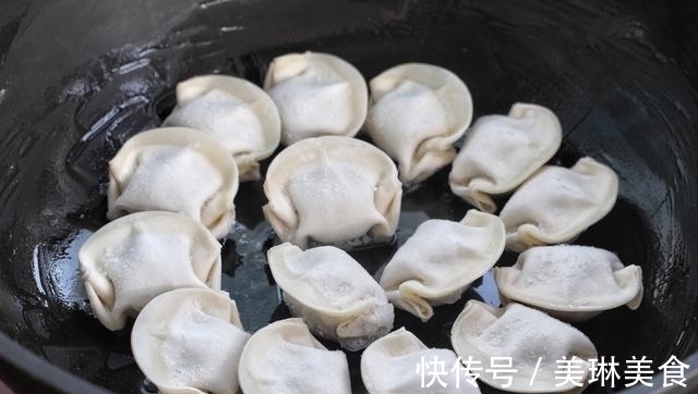 吃饺子不用水煮，加鸡蛋煎一煎，营养翻倍味道好，孩子天天点名要