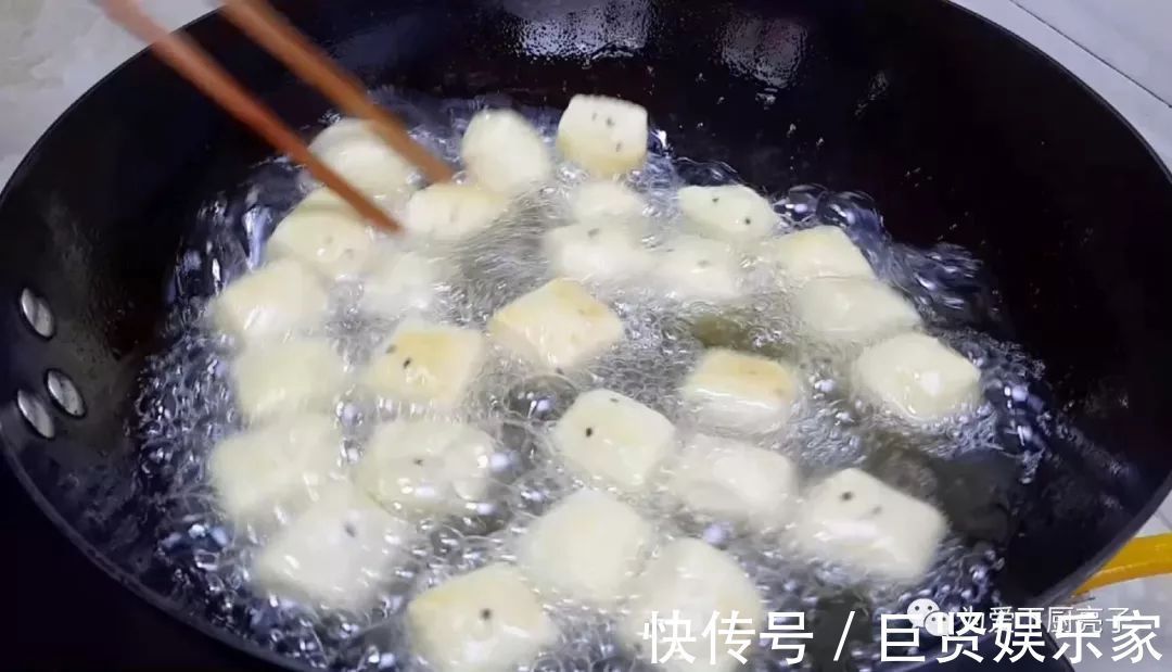 1斤面粉，4个鸡蛋，锅里炒一炒，教你做创意小零食，比麻花都好吃