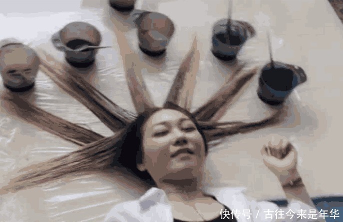 染发|理发师用“绝活”给美女染发, 过程很奇葩，效果却出奇的好