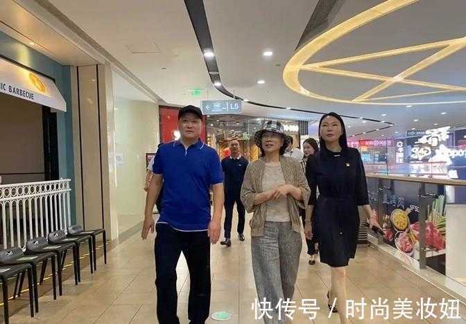 阔腿裤|董明珠真会赶“时髦”,针织开衫配阔腿裤高级大气,渔夫帽好洋气