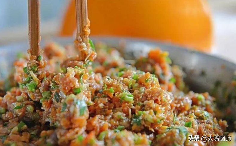 老辈人调饺子馅的3个经验，饺子饱满紧实，鲜嫩多汁，你不学吗？