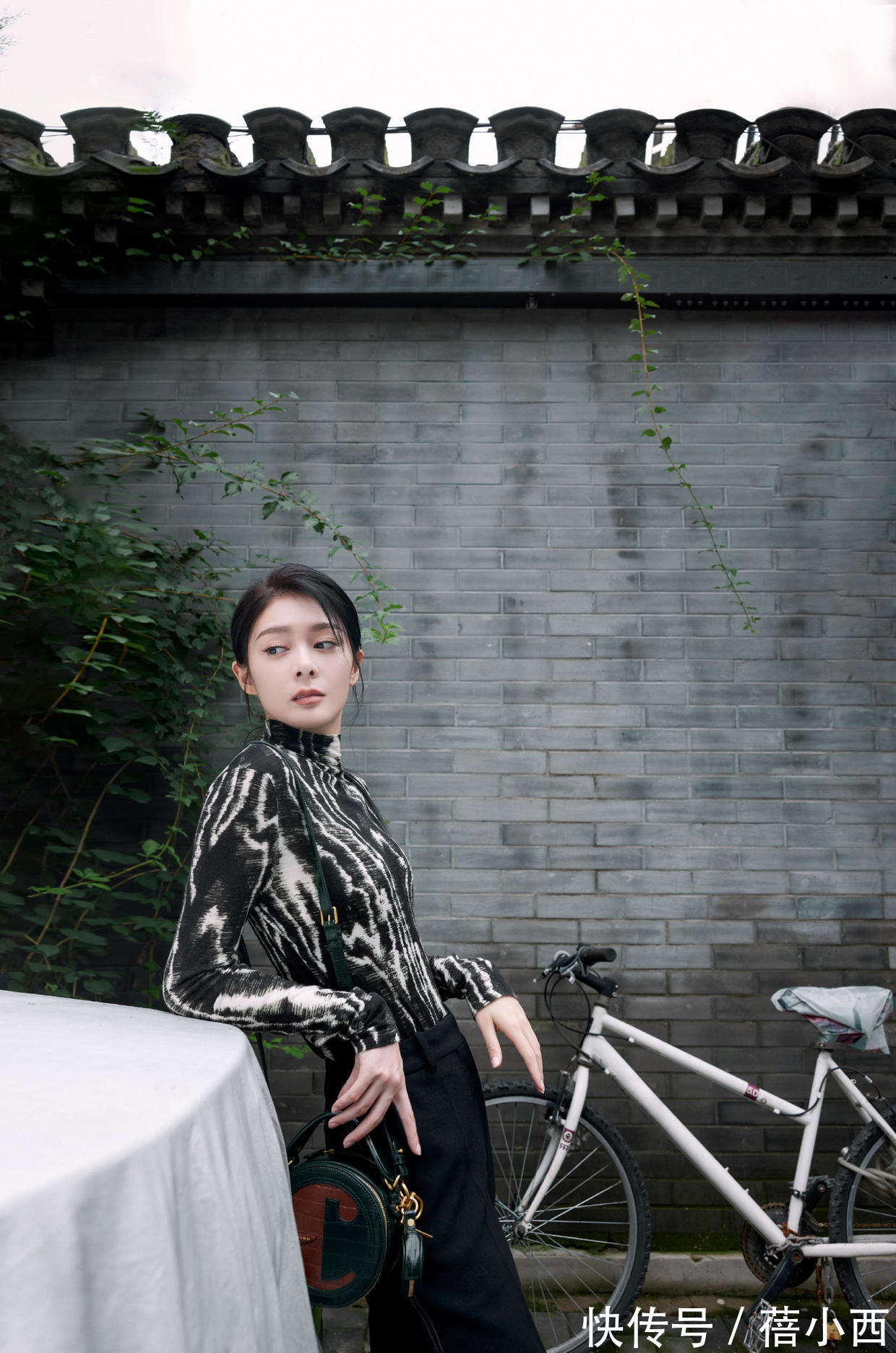 清冷|傅菁真是清冷美人,穿斑马纹上衣配长裤,又美又飒太有女强人气场