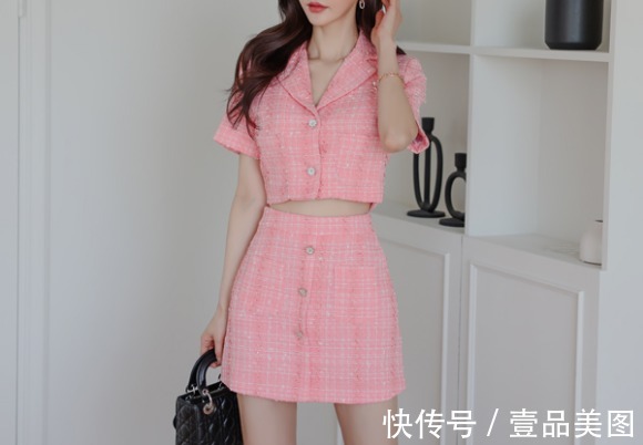 孙允珠|女神孙允珠时尚搭配：彩虹霓彩格子粉蕊英式西装裙