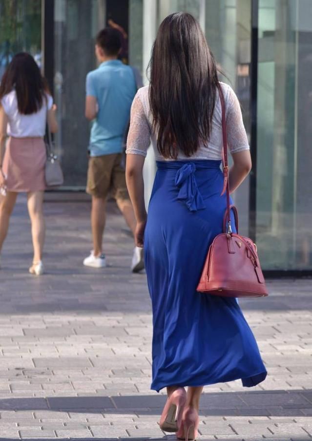 搭配|美女穿搭宝石蓝半身高腰长裙,搭配粉色尖头细跟鞋,微胖穿出气质美